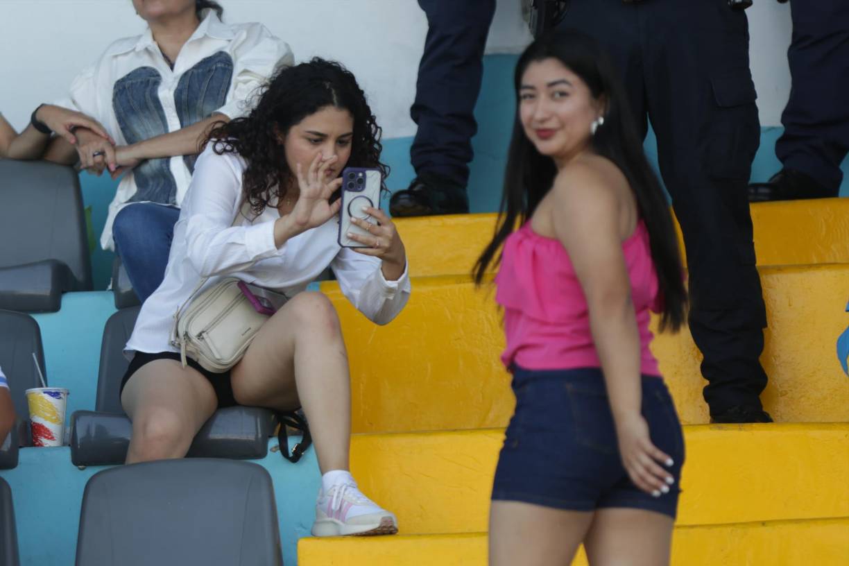 Honduras-Cuba: Bellas chicas en el Nacional, famosa presente y ambiente