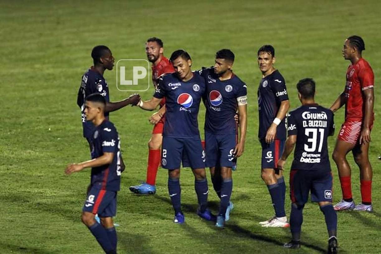 Denil Maldonado es felicitado tras su golazo contra la Real Sociedad.