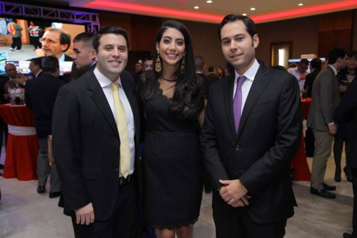 Daniel y Andrea Larach con Ángelo Casco.