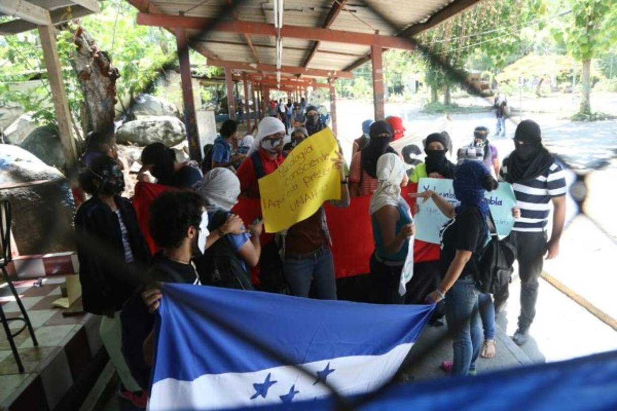 Los estudiantes que mantenían tomada las instalaciones de la Unah-vs entregaron su campus luego que una juez se presentara con una orden de desalojo.