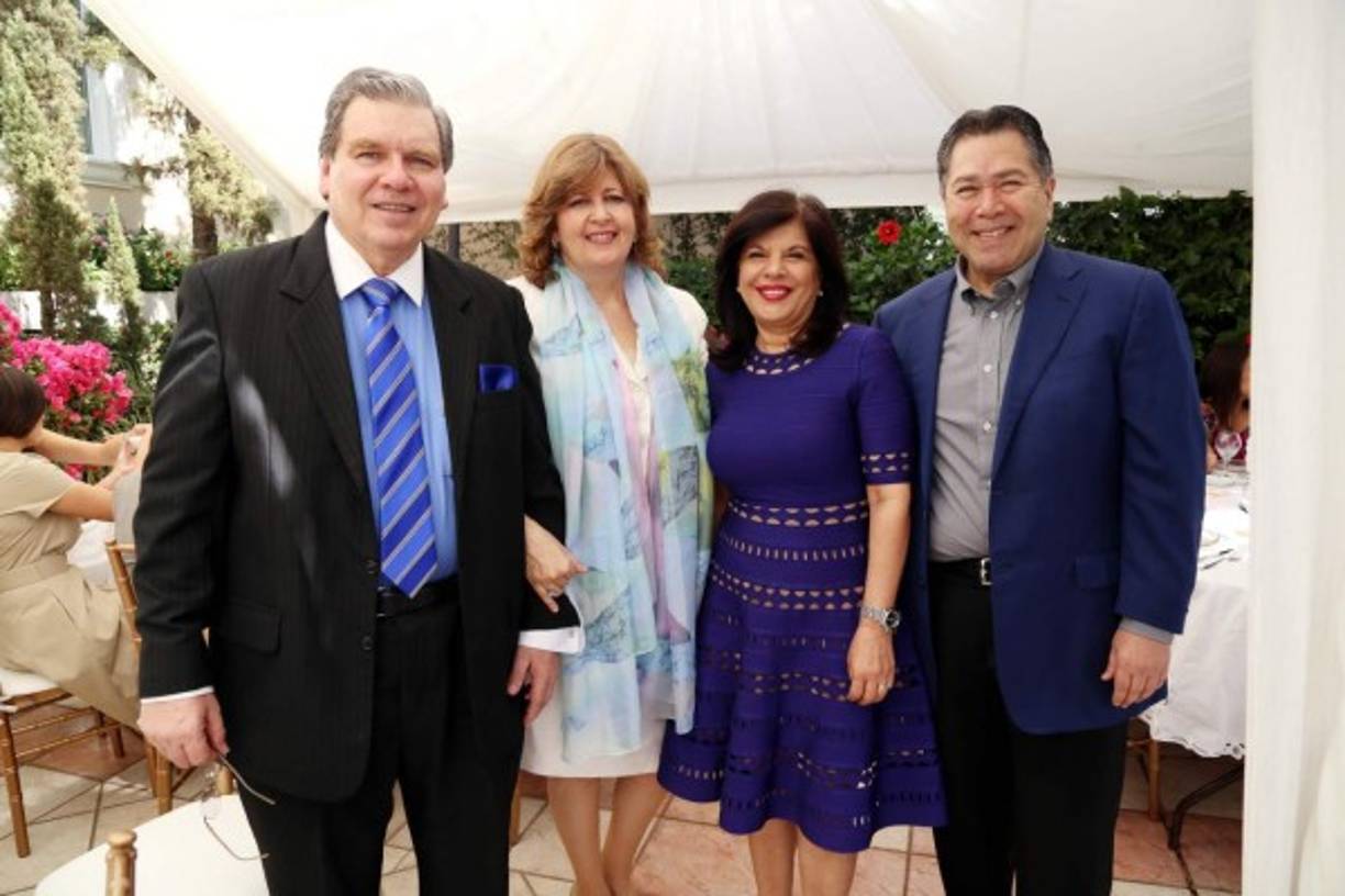 Edmundo y Mirna del Carmen con Juliette y Ricardo Castillo.