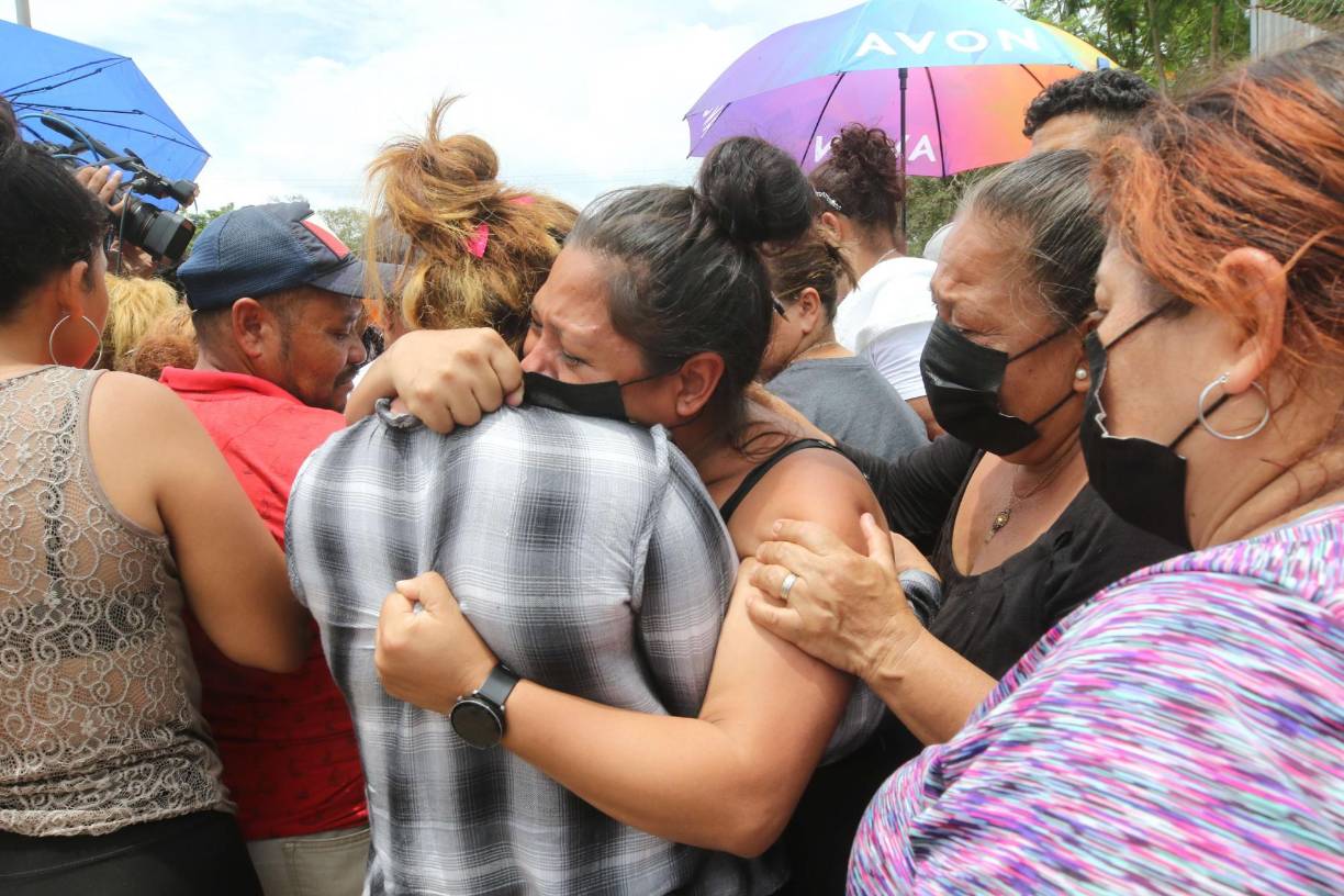 Dice estar viva por “algo sobrenatural”. Creyó que iba a morir porque las balas alcanzaron a una compañera que estaba justo delante de ella. Cuando acabó el tiroteo, la pared “detrás de mí quedó llena de agujeros y a mí no me pasó nada”, agregó. 