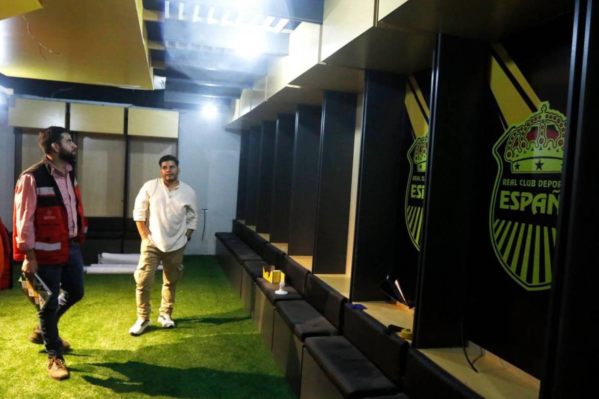 Así luce el renovado camerino de local. Real España invirtió una considerable cantidad de dinero para darle un gran cambio a su vestidor.