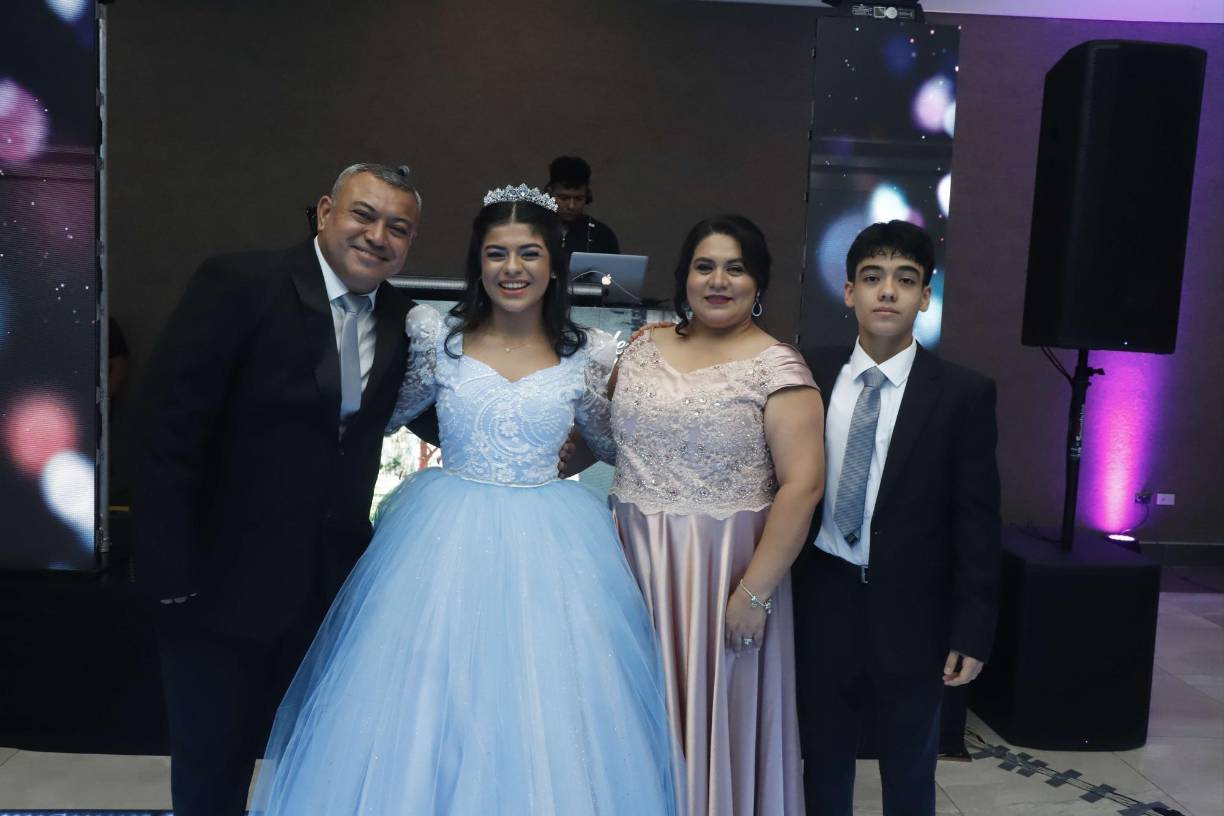 La fiesta de quinceaños de María Fernanda Hernández Díaz se celebraron entre la gratitud y el regocijo, en lo cual no podían faltar sus seres queridos. La celebración tuvo lugar en el Hotel Copantl, lugar escogido para presentarla en sociedad. La joven lució un hermoso vestido azul, hecho por la diseñadora hondureña Rosa Carvajal. En la foto, su familia nuclear: Osman, María Fernanda, Mireya y Osman Elías Hernández.