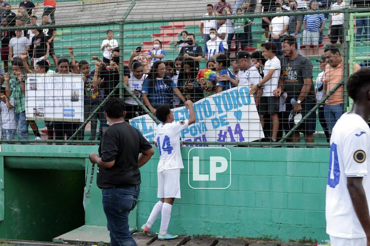 El jugador Javier Arriaga recibió la visita de su familia desde El Negrito, Yoro, y celebró al final del partido.