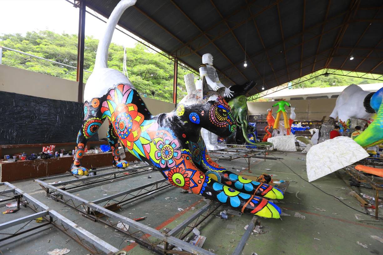Algunas de las chimeneas este año representan pájaros, guerreros, una planta carnívora, alebrijes, un unicornio, el Principito, el hombre de hojalata, un sombrero loco y una de las chimeneas representa a la exalcaldesa Angélica Fajardo, quien ya falleció.