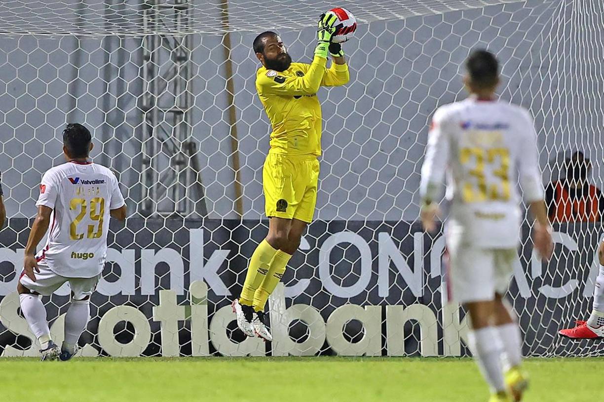 El portero hondureño Edrick Menjívar se queda con el balón en un centro del Diriangén.