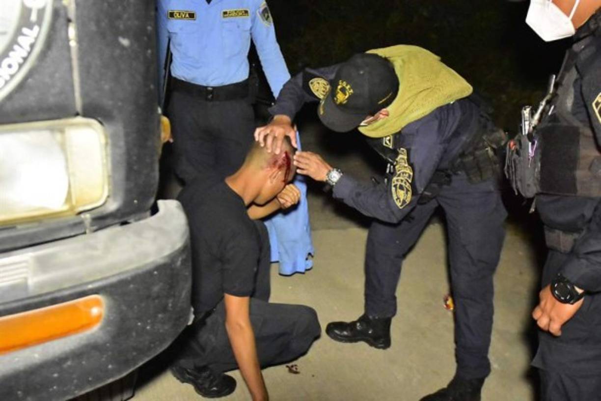 El Instituto Guatemalteco de Migración confirmó a periodistas la brecha de los retenes policiales para detener a los hondureños y señaló que actualmente su personal 'da acompañamiento' a la caravana por Chiquimula 'para evitar incidentes en la carretera'.<br/>