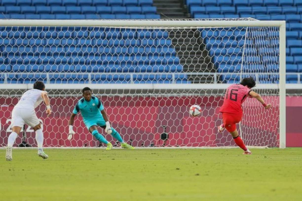 Los penales transformados por Won Du-Jae (19) y Hwang Ui-Jo (12, 52), que también marcó a puerta vacía (45+4), y los goles de Kim Jin-Ya (64) y Lee Kang-In (82) dieron el pase a la fase eliminatoria a los asiáticos.<br/><br/>