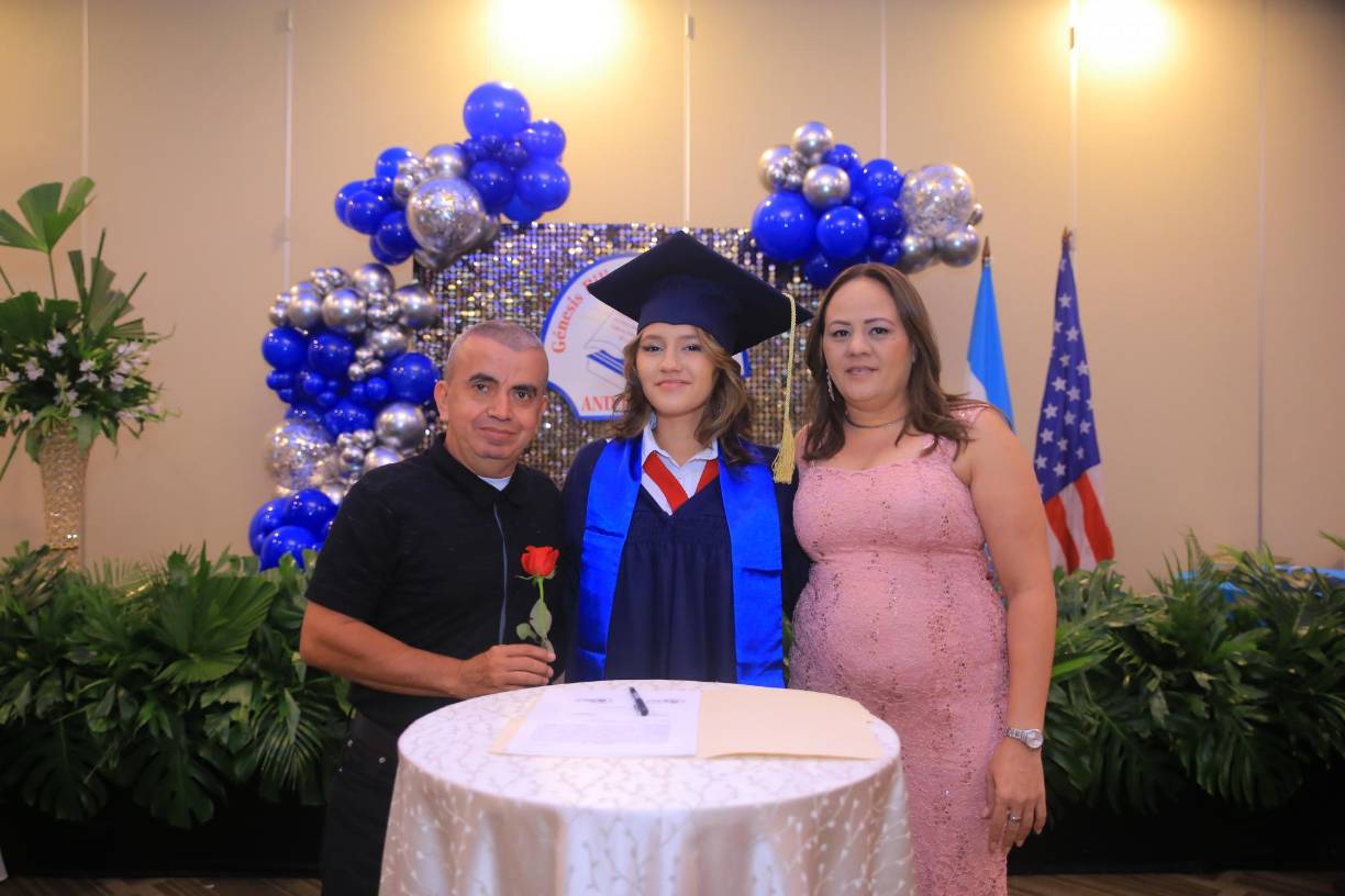 Los padres de familia se mostraron muy contentos con el triunfo de sus hijos.Abril Madrid festejó con su familia.
