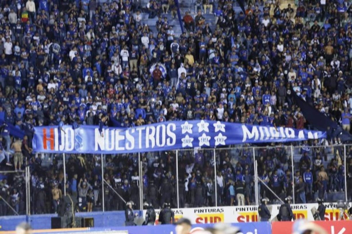 La barra del Motagua dedicó una pancarta al Olimpia. 'Hijos nuestros', se leía.