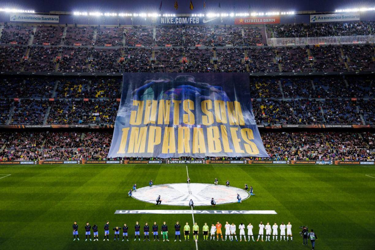 La enorme pancarta que colocaron los aficionados del Barcelona antes del partido.