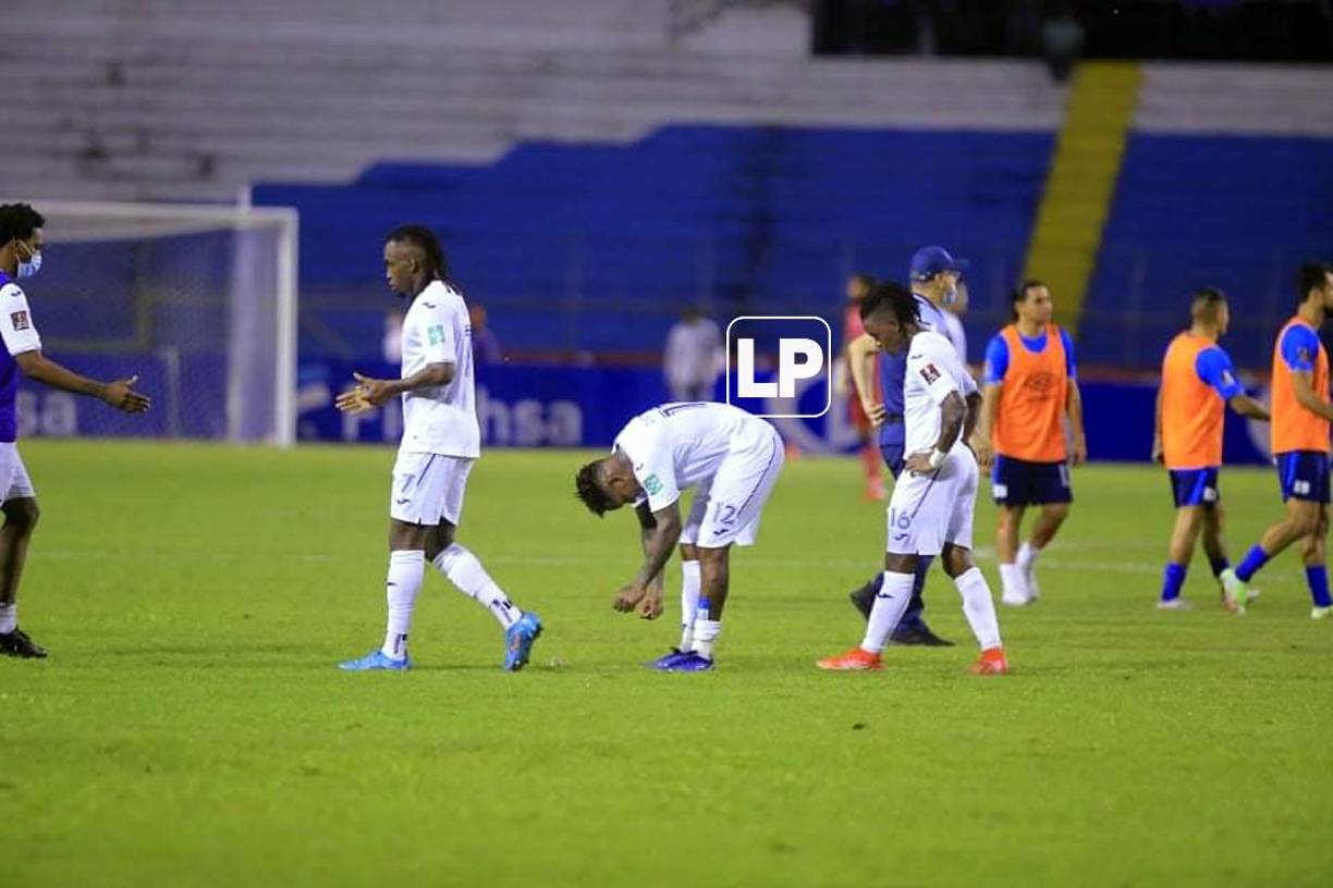 Los jugadores de la Selección de Honduras salieron cabizbajos del campo tras la derrota.