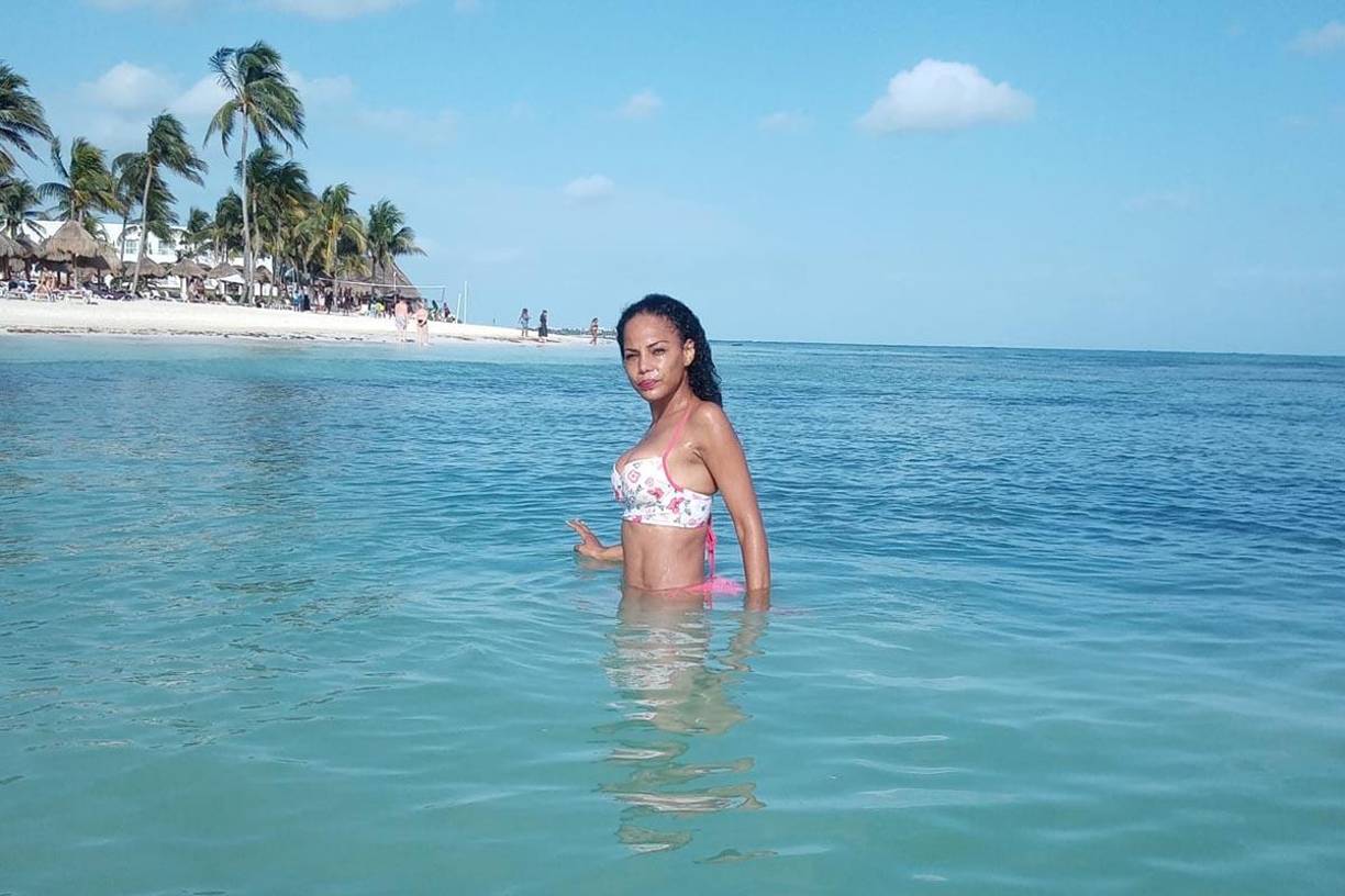 Al momento de desaparecer vestía una sudadera azul con capucha, cabello rizado corto, pesaba 55 kilogramos y medía 177 centímetros.