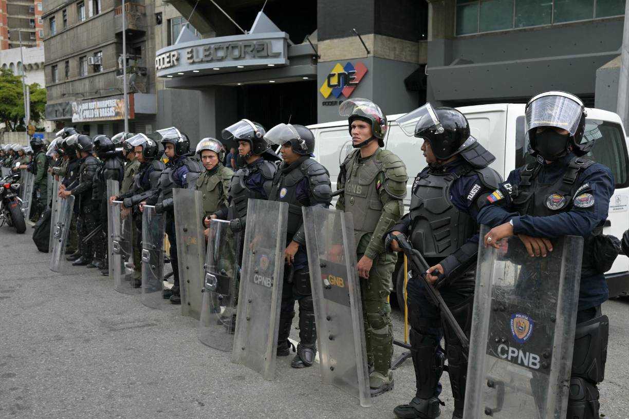 En paralelo, Maduro fue proclamado oficialmente por el Consejo Nacional Electoral, de línea oficialista. Según el primer boletín, Maduro se impuso con 51% de los votos ante Edmundo González, candidato de la principal coalición opositora de <b>Venezuela</b>, con 44%.