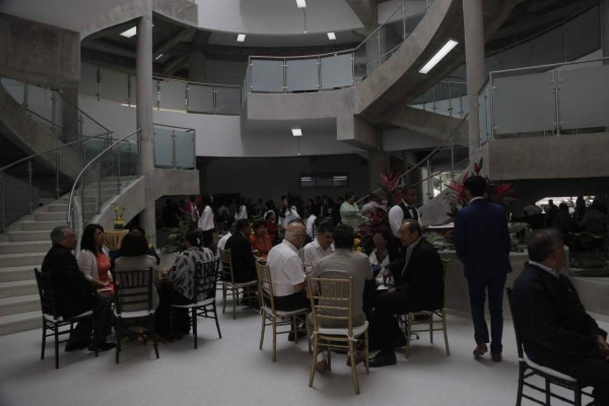 Para la inauguración de las instalaciones, UNAH-VS se contó con todas las autoridades a nivel central encabezadas por la Rectora Julieta Castellanos, pilar fundamental en la edificación de las instalaciones de Escuela Universitaria de Ciencias de la Salud.<br/>