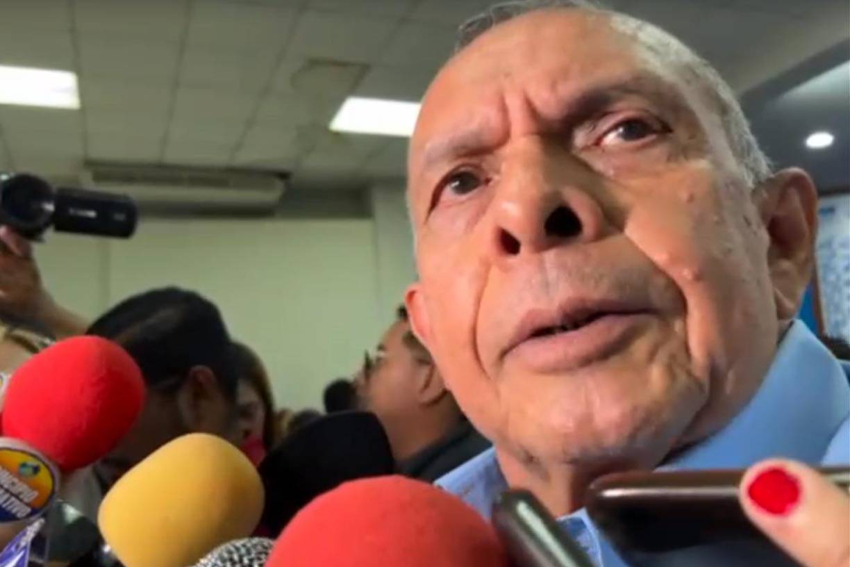 “Se creen muy vivos y muy poderosos, algunos piensan que están allá (arriba) volando”, criticó Porfirio Lobo Sosa. 