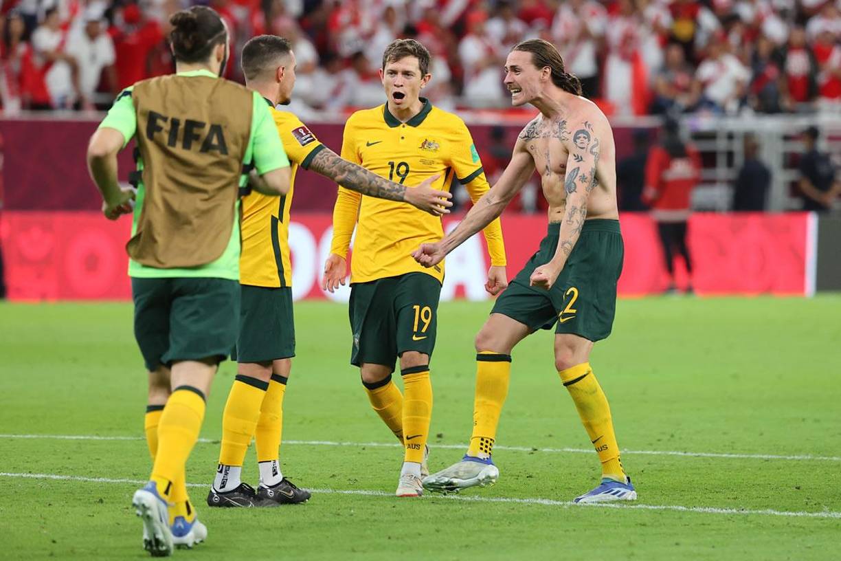 Los jugadores de Australia celebran la clasificación al Mundial de Qatar 2022.