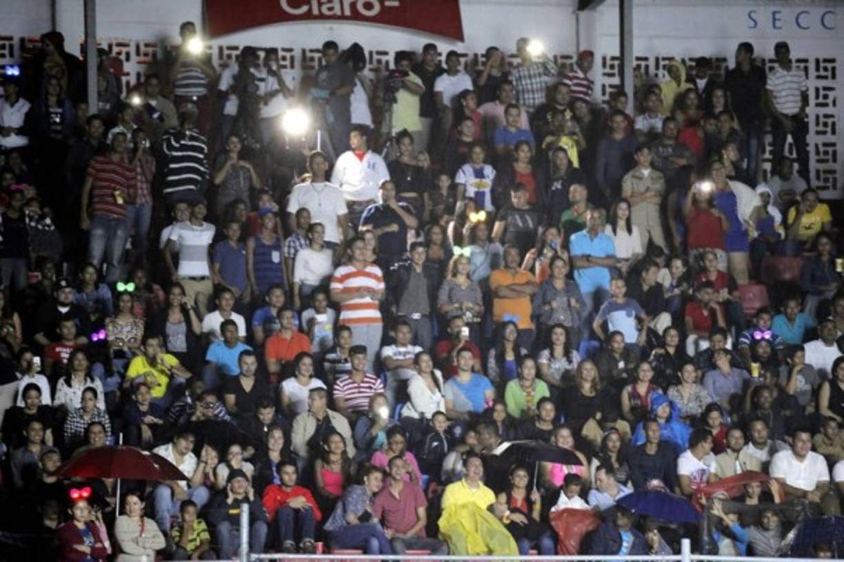 Los fans no dejaron que cantar y apoyar a sus artistas favoritos.