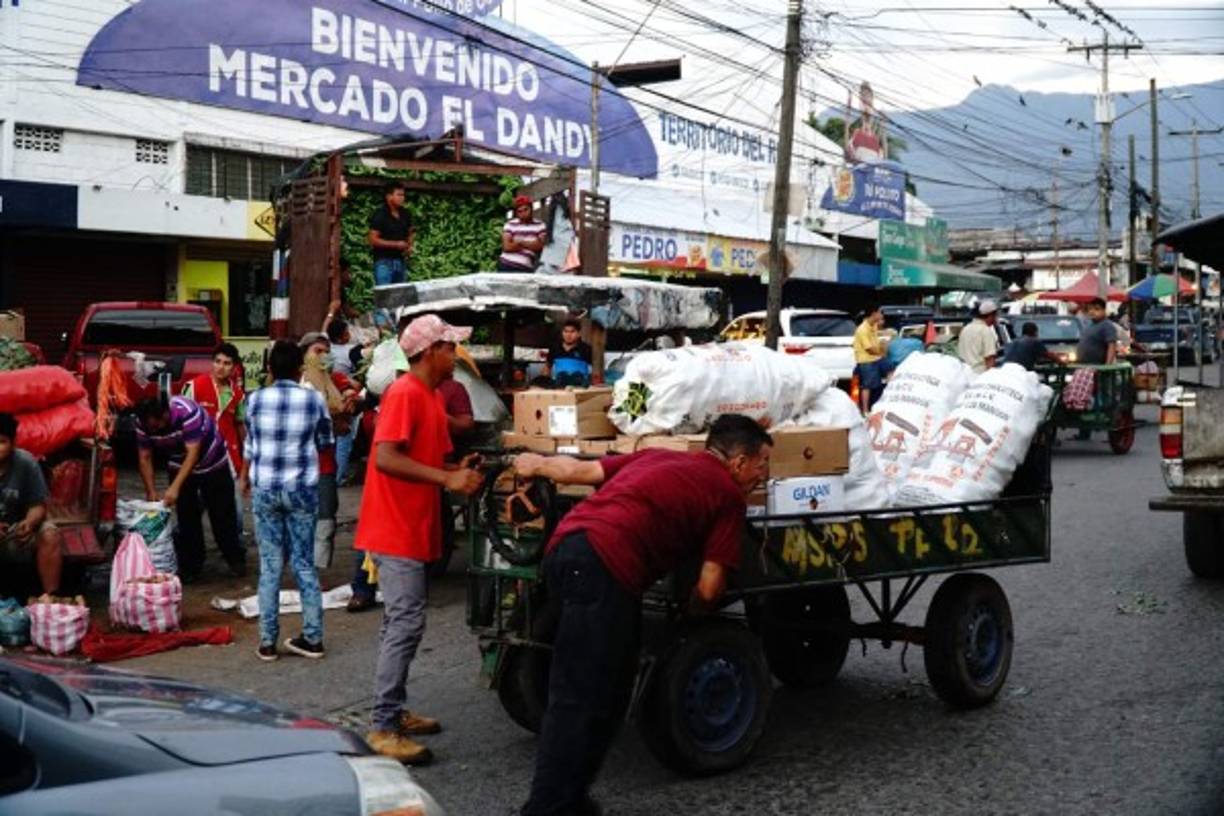 Centenares de puestos han sido ubicados en las calles y avenidas.