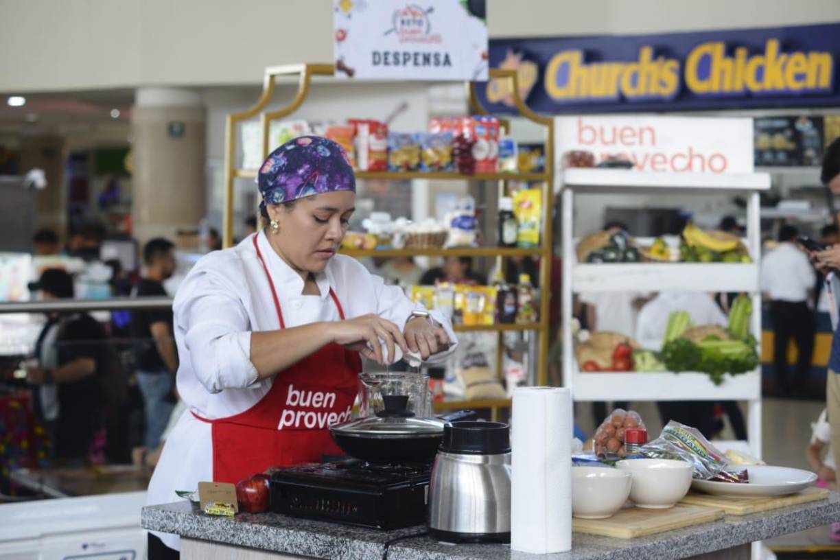 Un entretenido día vivieron los sampedranos este sábado durante la tercera edición del Reto Buen Provecho. En el evento, organizado por la revista Buen Provecho, participaron cuatro talentosos hondureños que pusieron a prueba sus conocimientos culinarios. La cita gastronómica se llevó a cabo en el Food Court del City Mall, en San Pedro Sula. 