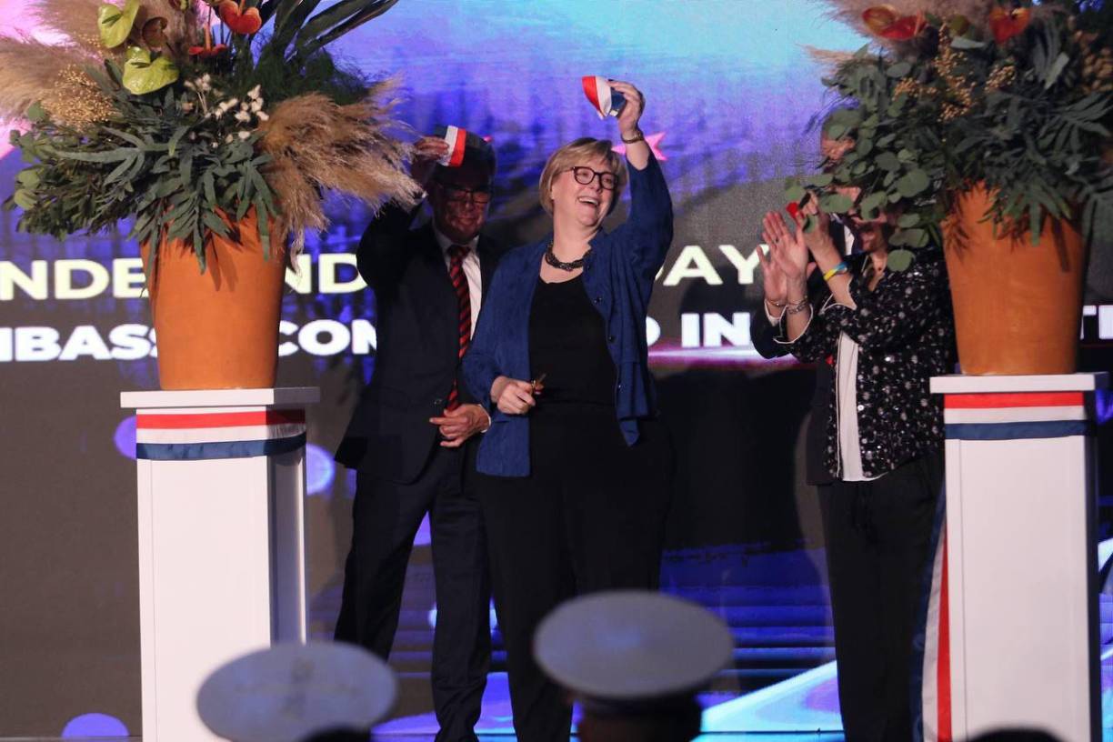 En acto solemne y de camaradería autoridades estadounidenses y hondureñas, invitados especiales y otros representantes diplomáticos, inauguraron el nuevo edificio donde funcionará la Emabajada de Estados Unidos en Tegucigalpa, capital de Honduras.