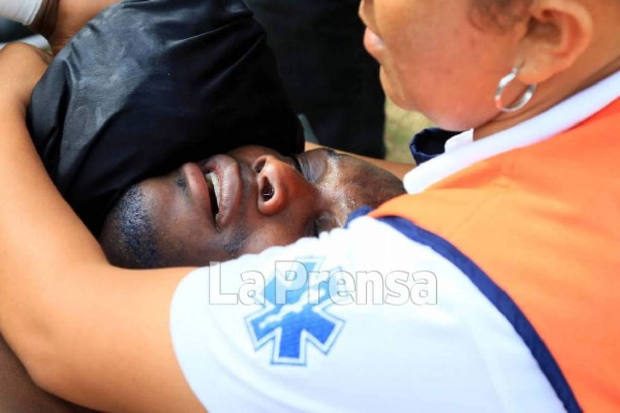 El atacante salió llorando y se retiró a los camerinos. Los cuerpos de socorro lo llevaron hasta la ambulancia en camilla.