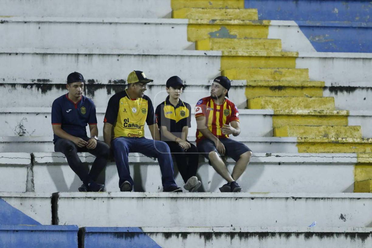 Estos jóvenes se fueron al sector de tendidos populares bien identificados con camisetas del Real España.