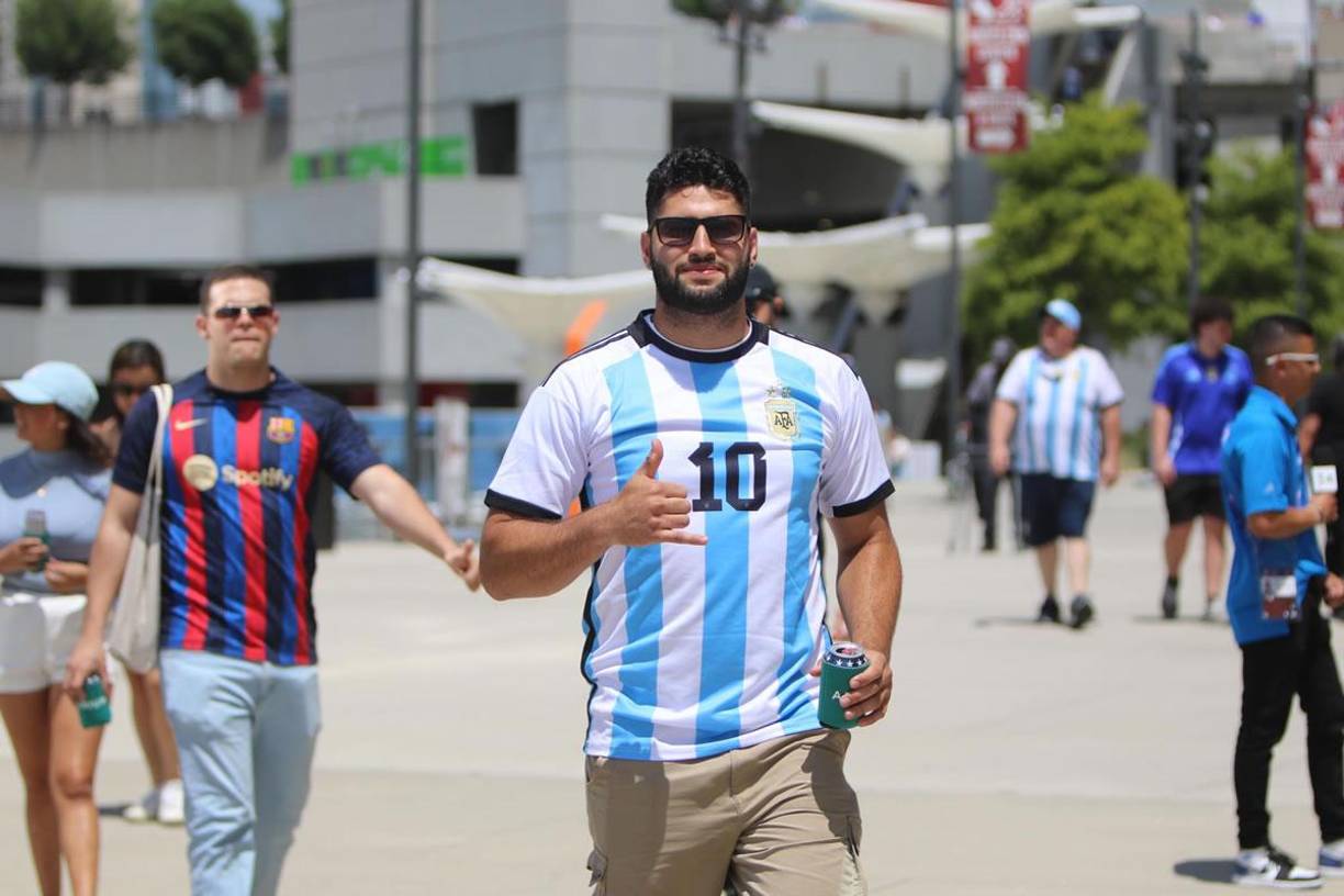 Muchos aficionados al fútbol apoyan a Messi con la 10 de Argentina. Otros llegaron con camiseta del Barcelona, donde Leo es leyenda.