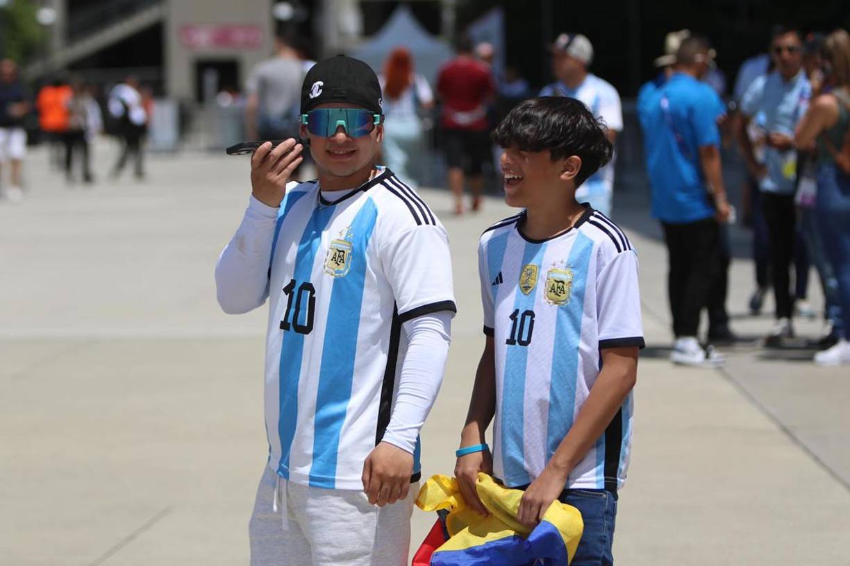 Muchos aficionados al fútbol apoyan a Messi con la 10 de Argentina.