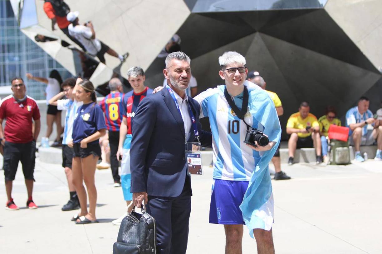 El exportero argentino Sergio Goycochea se tomó fotos con aficionados argentinos.