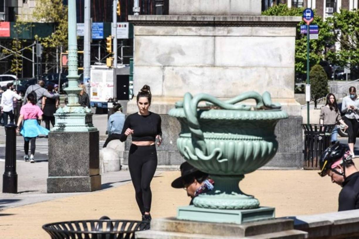 Una mujer corre hacia Prospect Park el 28 de abril de 2020 en el distrito de Brooklyn en la ciudad de Nueva York.