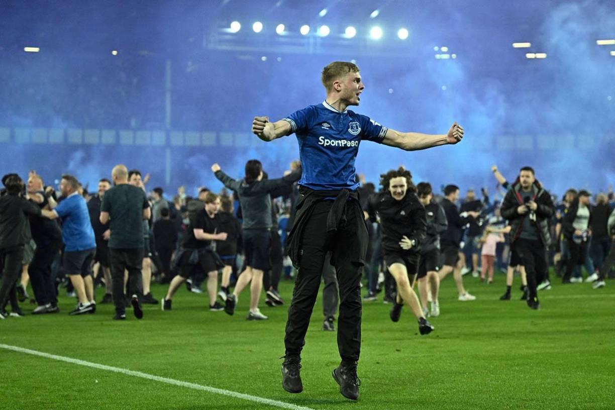 Los aficionados del Everton invadieron el campo del Goodison Park para celebrar la permanencia en la Premier League.