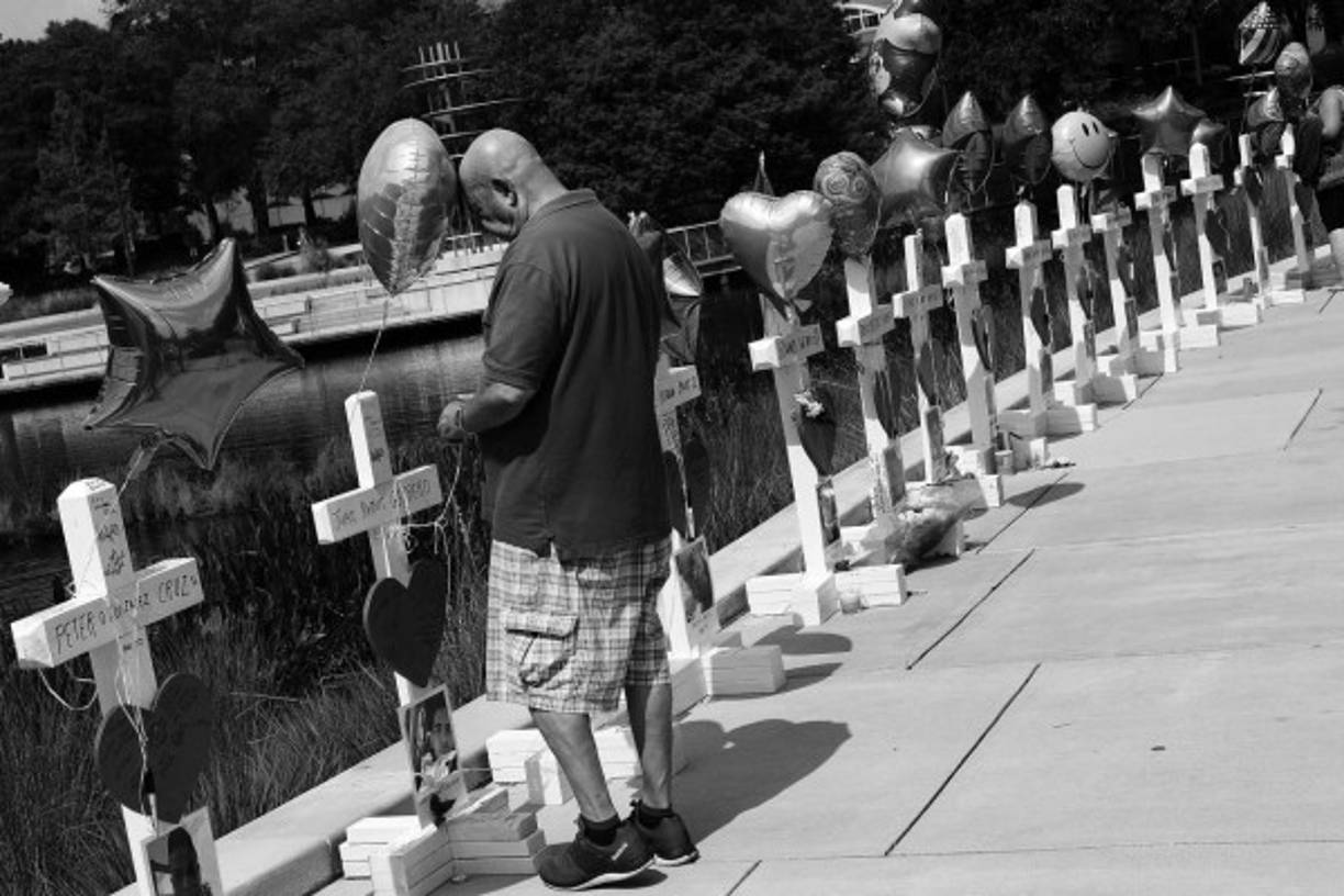 Unas 50.000 personas participaron en la vigilia realizada en la orilla del lago Eola, en honor a los 49 muertos y 53 heridos que dejó el ataque al club nocturno frecuentado por miembros de la comunidad homosexual.