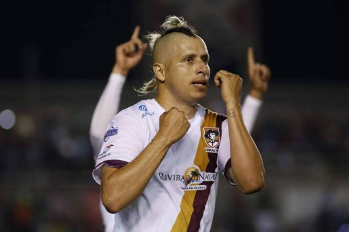 En la Liga de Ascenso MX, Adolfo Bautista resalta por su 'excentricidad' y corte 'mohicano' con un 'molote oxigenado'.