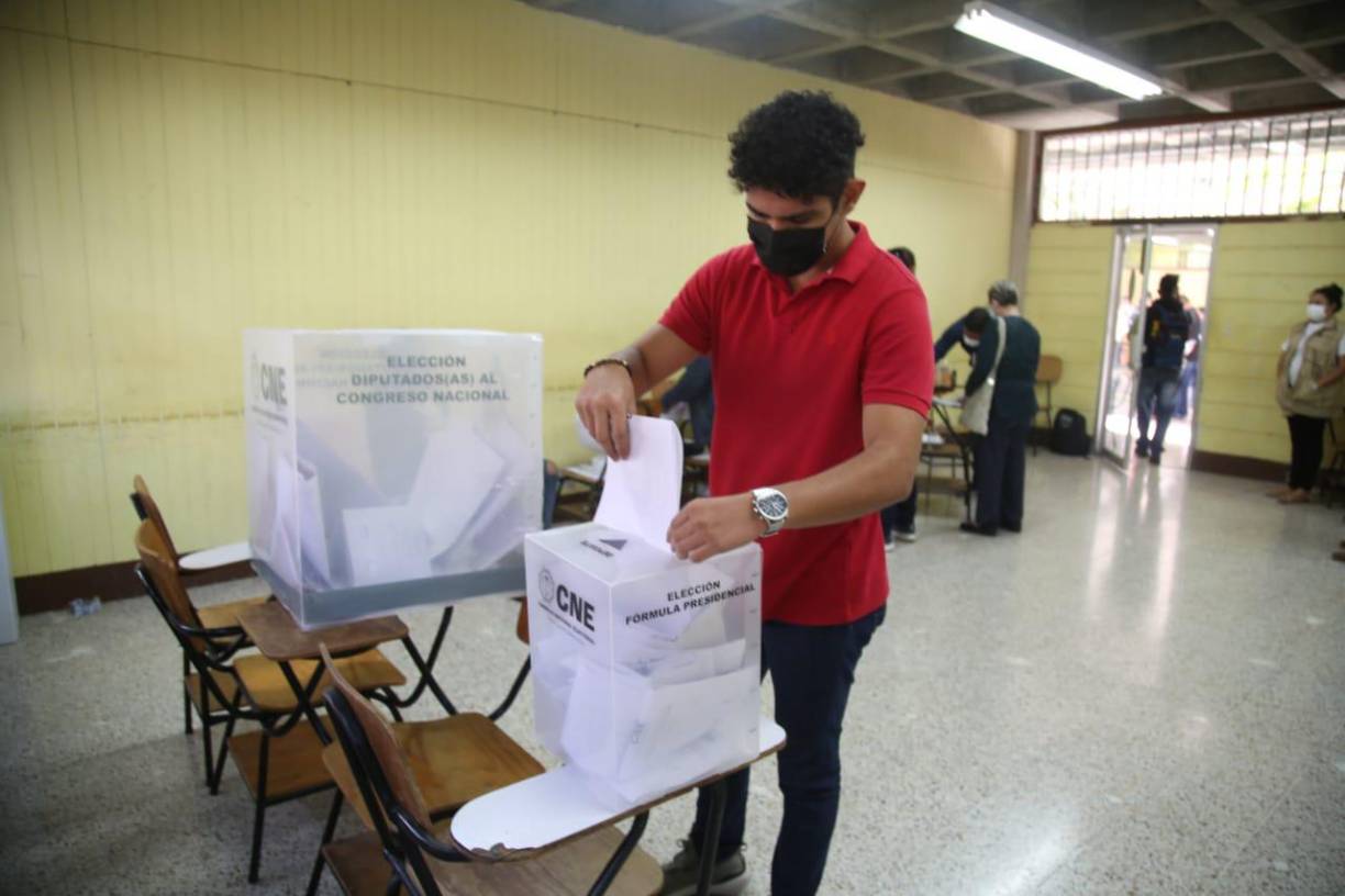 El ente electoral anunció a las 7 de la mañana la apertura de las urnas, y desde tempranas horas, la juventud ha salido de forma ordenada a votar. 