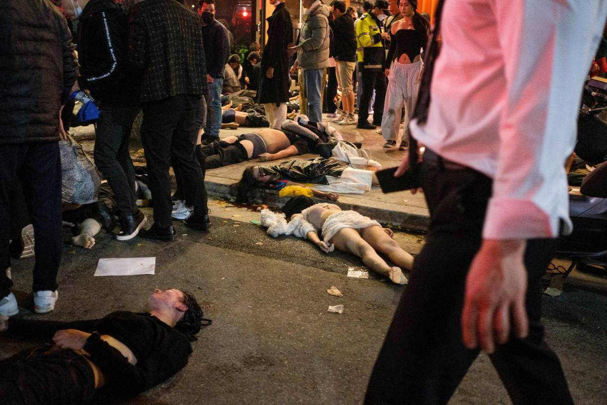 Pero informes locales indicaron que los policías enviados estaban más enfocados en vigilar el uso de drogas que en el control de la multitud. “Este fue un desastre que se pudo evitar”, sostuvo Lee Young-ju, profesor <b>del</b> Departamento de Incendios y Desastres de la Universidad de Seúl, a la televisión YTN.