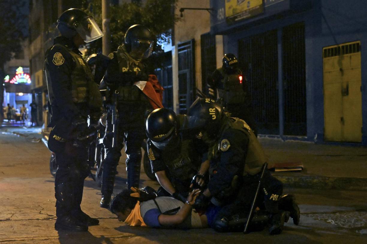 Estas dos muertes se suman a la de una mujer y un bebé nonato que falleció el jueves, por lo que son al menos cuatro los decesos en Virú, donde, desde el 16 de enero hasta la fecha, los manifestantes bloquean la carretera y enfrentamientos a las autoridades.