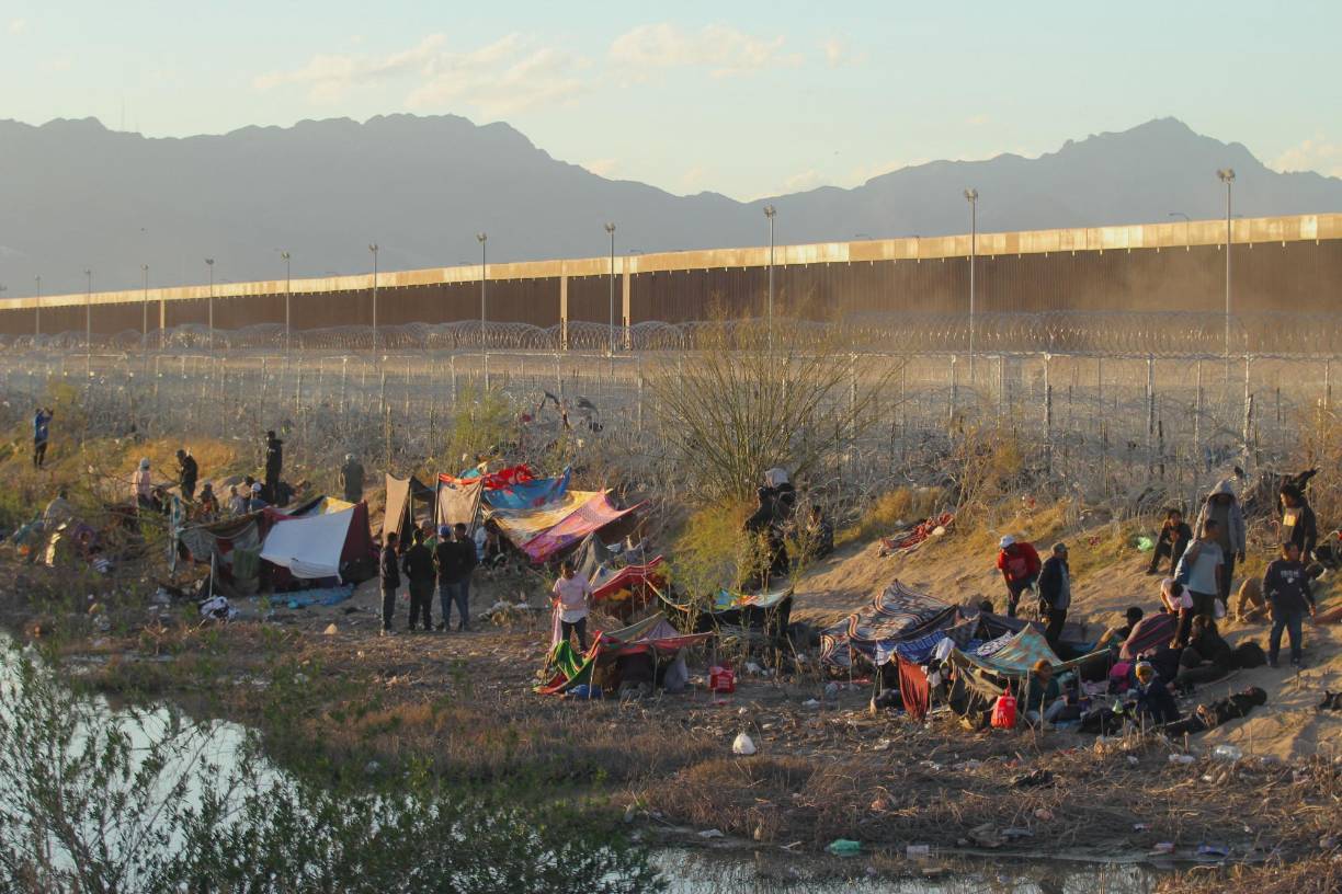 os extranjeros llevan cinco días acampando entre el río Bravo o Grande y la cerca de alambre de navajas en la frontera de Ciudad Juárez (México) con El Paso (EE.UU.), ante la vigilancia de la Guardia Nacional de Texas
