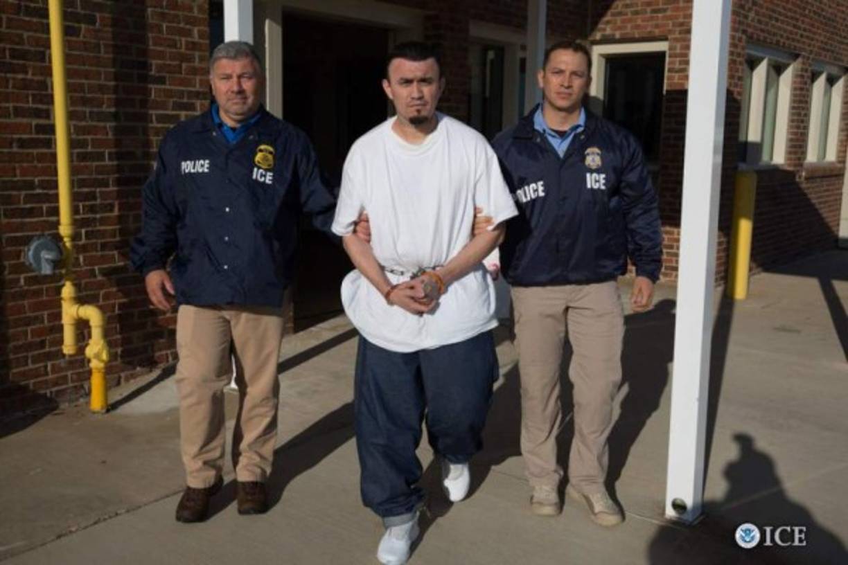 El Gobierno de Estados Unidos anunció hoy la detención de casi 1,400 pandilleros durante un periodo de seis semanas, en la mayor operación desarrollada hasta ahora por la unidad de investigación del Departamento de Seguridad Nacional (DHS). Fueron, concretamente, 1.378 personas las detenidas en diferentes estados de EUA por delitos que incluyen tráfico de drogas, contrabando de armas, tráfico de personas, homicidio y tráfico de personas para su explotación sexual, según anunciaron hoy funcionarios del DHS en una rueda de prensa en Washington.