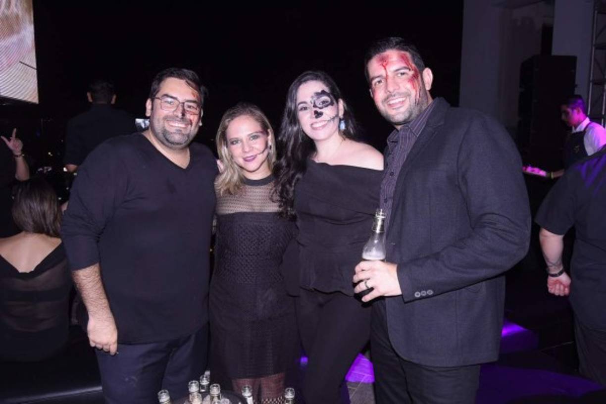 Alejandro y Claudia Caldera con Linda y Rolando Castillo.