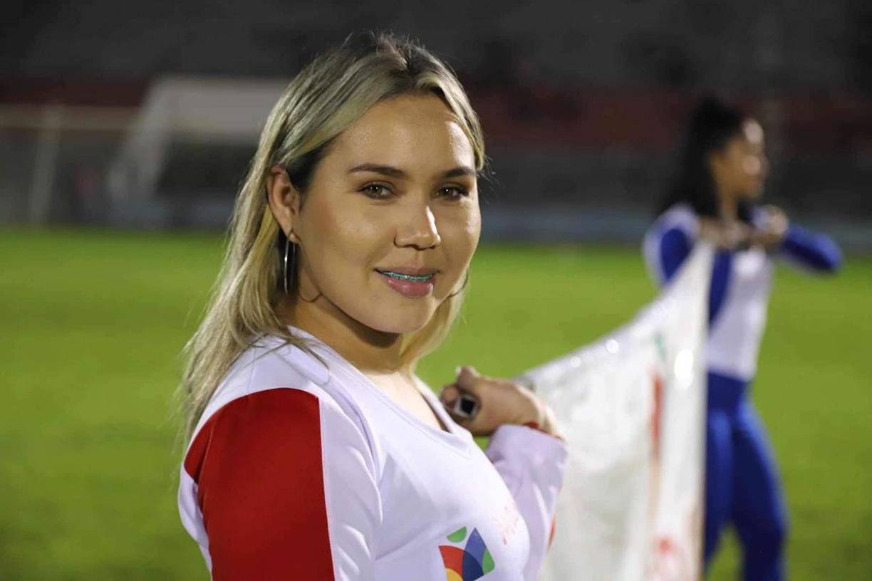 Guapas edecanes estuvieron en la cancha del estadio Ceibeño durante el Clásico entre Vida y Victoria.
