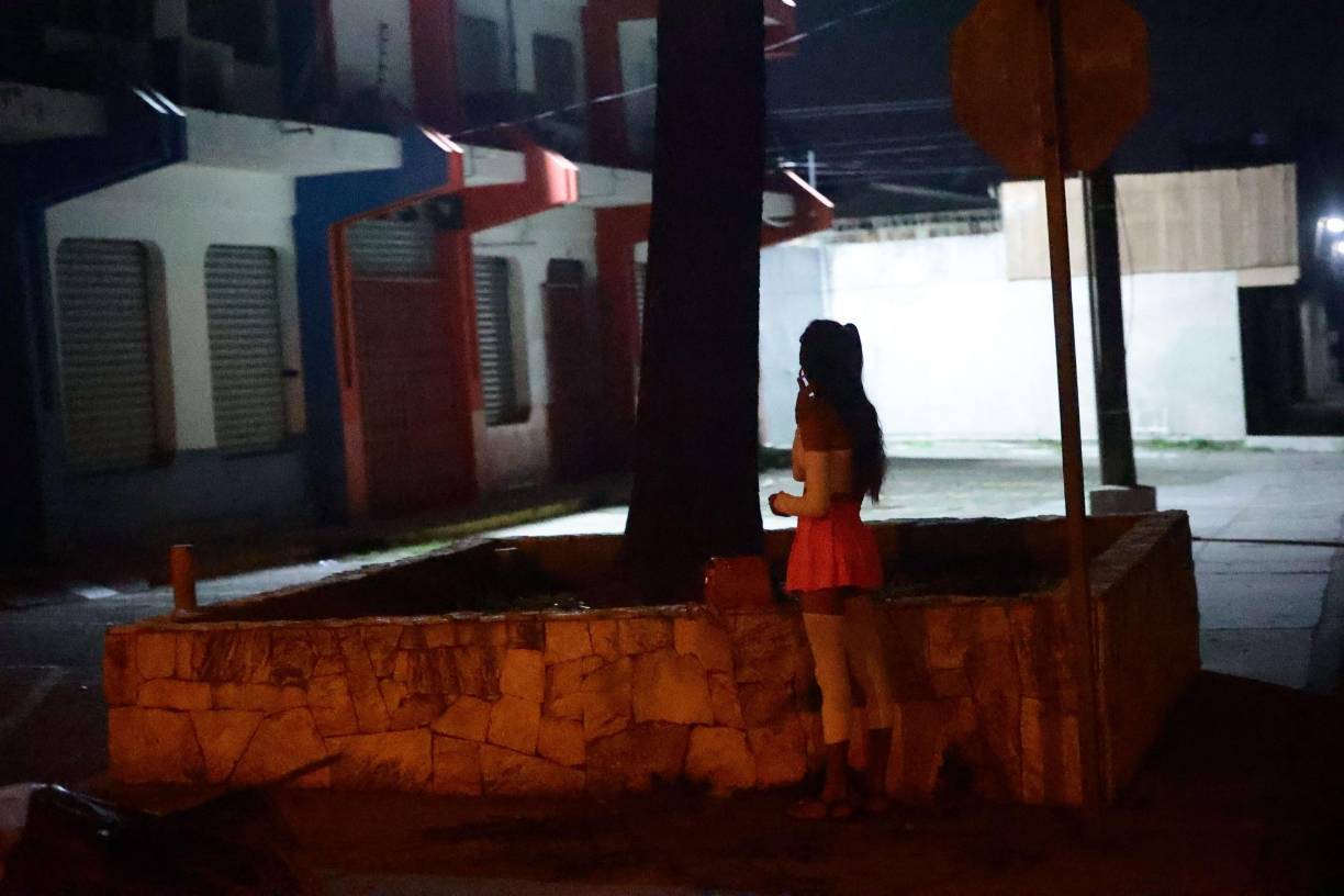 En San Pedro Sula son pocas las calles en las que se sigue viendo la prostitución callejera, ha quedado solo una parte del casco histórico del centro en la seis y siete calle especialmente sobre la siete avenida y una pocas muchachas en la seis avenida.