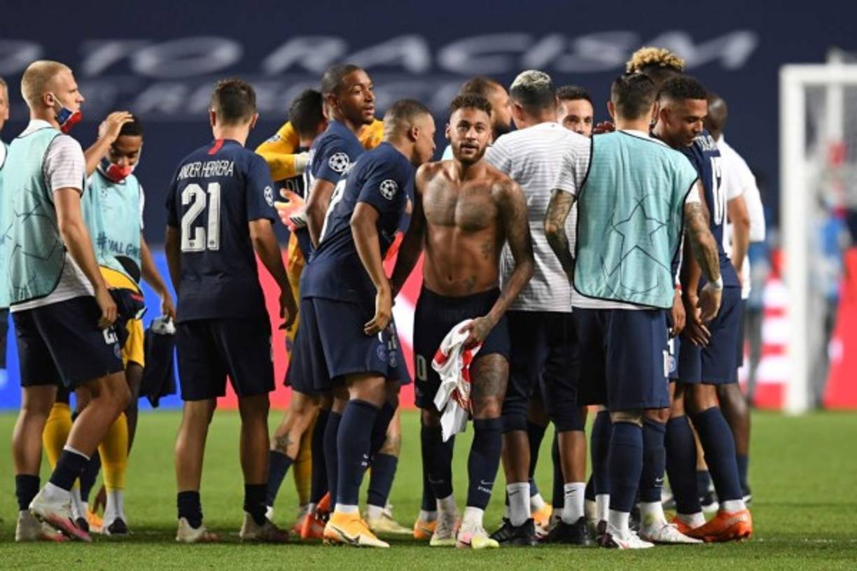 Los jugadores del PSG celebraron en el campo del estadio Da Luz de Lisboa.