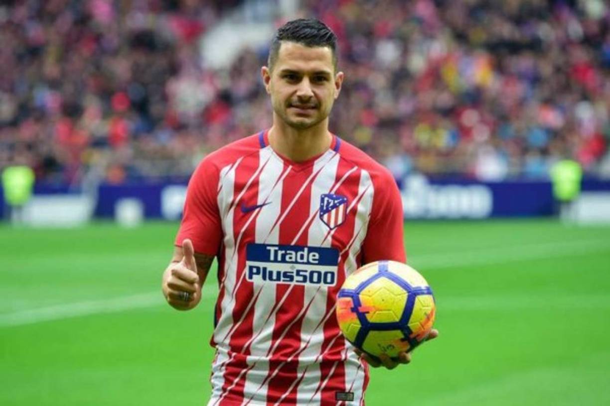 El Villarreal medita el fichaje de Vitolo Machín. El submarino amarillo estudia la posibilidad de hacerse con los servicios del canario de cara a la próxima temporada. La operación no es sencilla, ya que el club rojiblanco quiere amortizar los 36 millones de euros que pagó por Vitolo. Además, el jugador tiene contrato en vigor hasta 2022.