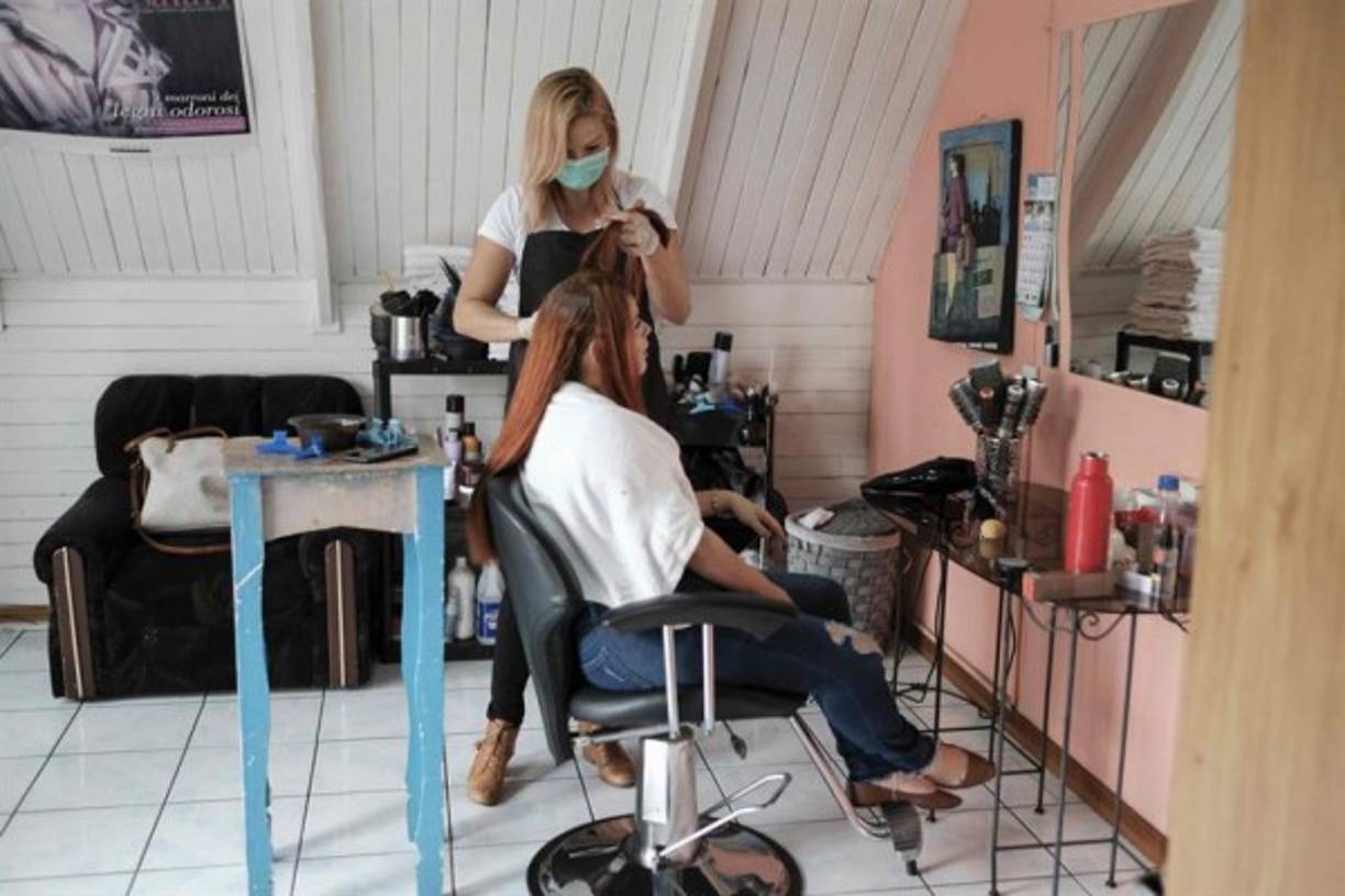 Algunos negocios no esenciales como los salones de belleza, gimnasios, y centros comerciales abrieron sus puertas a los clientes tras varias semanas de confinamiento por la pandemia de coronavirus.