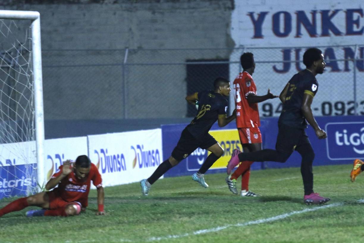 Jhan Carlos Mora tomó la pelota y la llevó al centro del campo.