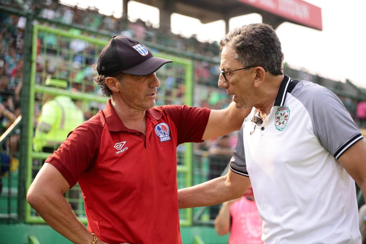 Pedro Troglio y Salomón Nazar inclusive se tomaron el tiempo para charlar por unos minutos antes del inicio del partido.