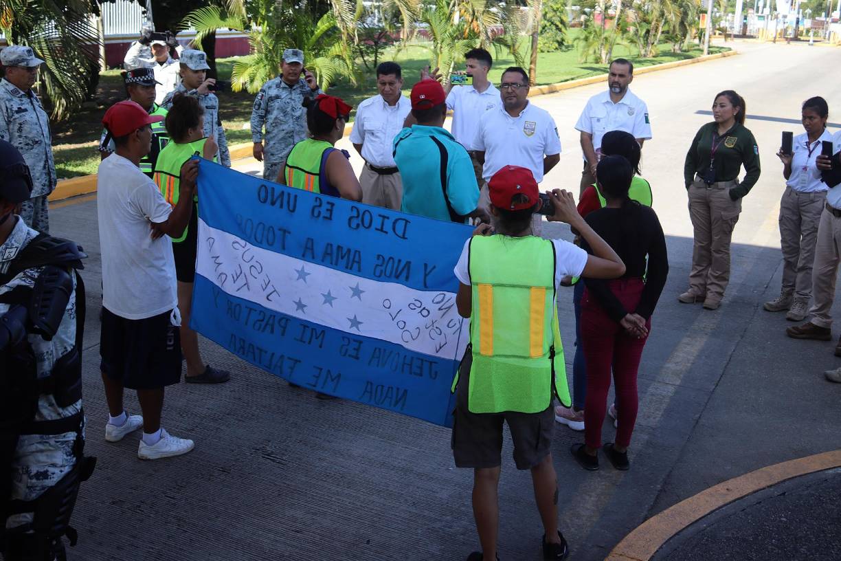 Jordi Alexander Rodríguez, migrante de Ecuador, enfatizó qué llevan varios días caminando y no les otorgan ninguna respuesta para otorgarles documentos.