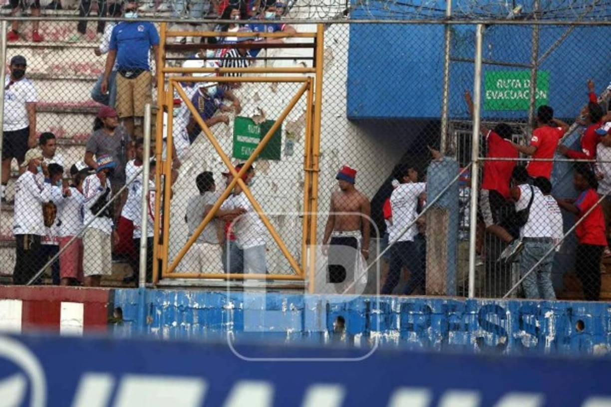 Miembros de la Ultra Fiel protagonizaron disturbios en las gradas del estadio Nacional.